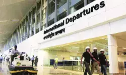 ఎనిమిది గంటలుగా విమానాశ్రయంలో ఎనిమిది గంటలుగా విమానాశ్రయంలో