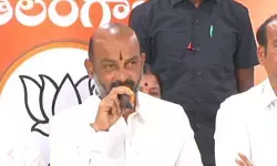 ఒక్కో కార్పొరేటర్ కు ఐదు కోట్లు ఆఫర్ చేస్తున్నారు ఒక్కో కార్పొరేటర్ కు ఐదు కోట్లు ఆఫర్ చేస్తున్నారు