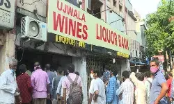 ఎక్కడా లేని క్యూలు మద్యం షాపుల దగ్గరే ఎక్కడా లేని క్యూలు మద్యం షాపుల దగ్గరే