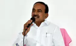 కవితకు కెసీఆర్ బీ ఫామ్ ఇచ్చినా ఓడిపోయింది..నేను ప్రతిసారి గెలిచా. కవితకు కెసీఆర్ బీ ఫామ్ ఇచ్చినా ఓడిపోయింది..నేను ప్రతిసారి గెలిచా.