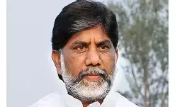 కెసీఆర్ తెలంగాణ‌ను కూడా అమ్మేసేలా ఉన్నారు