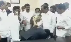 కెసీఆర్ కాళ్లు మొక్కిన కలెక్టర్ కెసీఆర్ కాళ్లు మొక్కిన కలెక్టర్