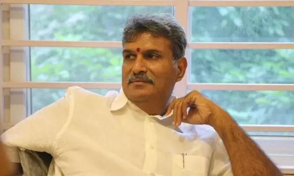 కేసీఆర్, జగన్, షర్మిల ముగ్గురూ ఒక్క‌టే