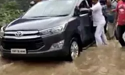 వ‌ర‌ద నీళ్ల‌లో చిక్కుకున్న టీఆర్ఎస్ ఎమ్మెల్యే కారు