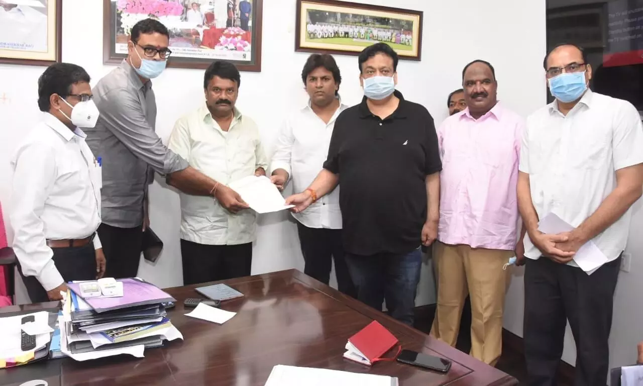 సినిమా షూటింగ్ ల ఛార్జీలు తగ్గించాలి సినిమా షూటింగ్ ల ఛార్జీలు తగ్గించాలి