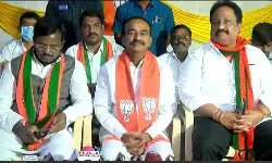 కెసీఆర్ తొలిసారి అంబేద్క‌ర్ కు దండ‌లు వేస్తున్నారు