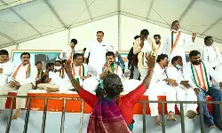 కెసీఆర్ ఫోటో..టీఆర్ఎస్ జెండా పెట్టాలంటే లాగులూడేలా కొట్టండి కెసీఆర్ ఫోటో..టీఆర్ఎస్ జెండా పెట్టాలంటే లాగులూడేలా కొట్టండి