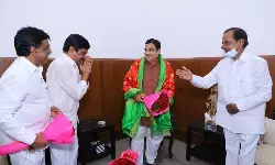 నితిన్ గడ్కరీతో కెసీఆర్ భేటీ నితిన్ గడ్కరీతో కెసీఆర్ భేటీ