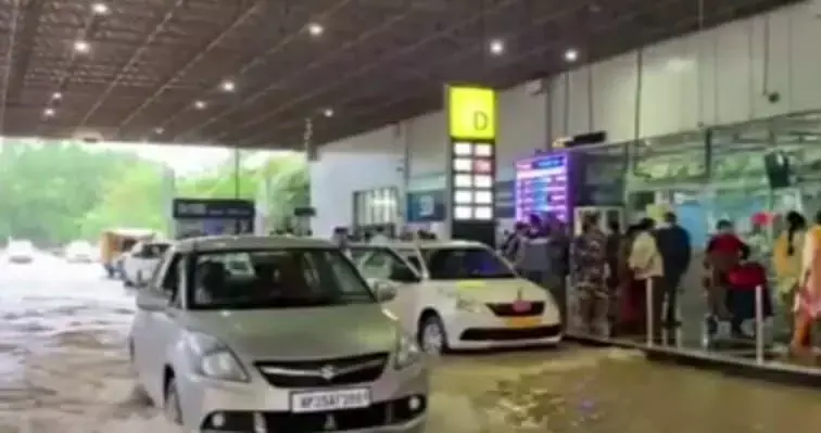 విశాఖ విమానాశ్రయంలోకి భారీగా నీరు విశాఖ విమానాశ్రయంలోకి భారీగా నీరు