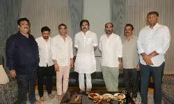 పవన్ తో కీలక నిర్మాతలు భేటీ పవన్ తో కీలక నిర్మాతలు భేటీ