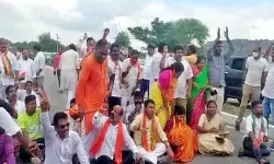 బండి సంజయ్ కాన్వాయ్ పై రాళ్లదాడి బండి సంజయ్ కాన్వాయ్ పై రాళ్లదాడి