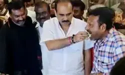 నిన్న కొట్టారు..నేడు కేక్ పెట్టారు నిన్న కొట్టారు..నేడు కేక్ పెట్టారు