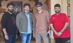 దుబాయ్ లో మహేష్ బాబు, త్రివిక్రమ్ భేటీ దుబాయ్ లో మహేష్ బాబు, త్రివిక్రమ్ భేటీ