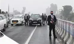 మోడీ కాన్వాయ్ ను అడ్డుకున్న నిర‌స‌న‌కారులు