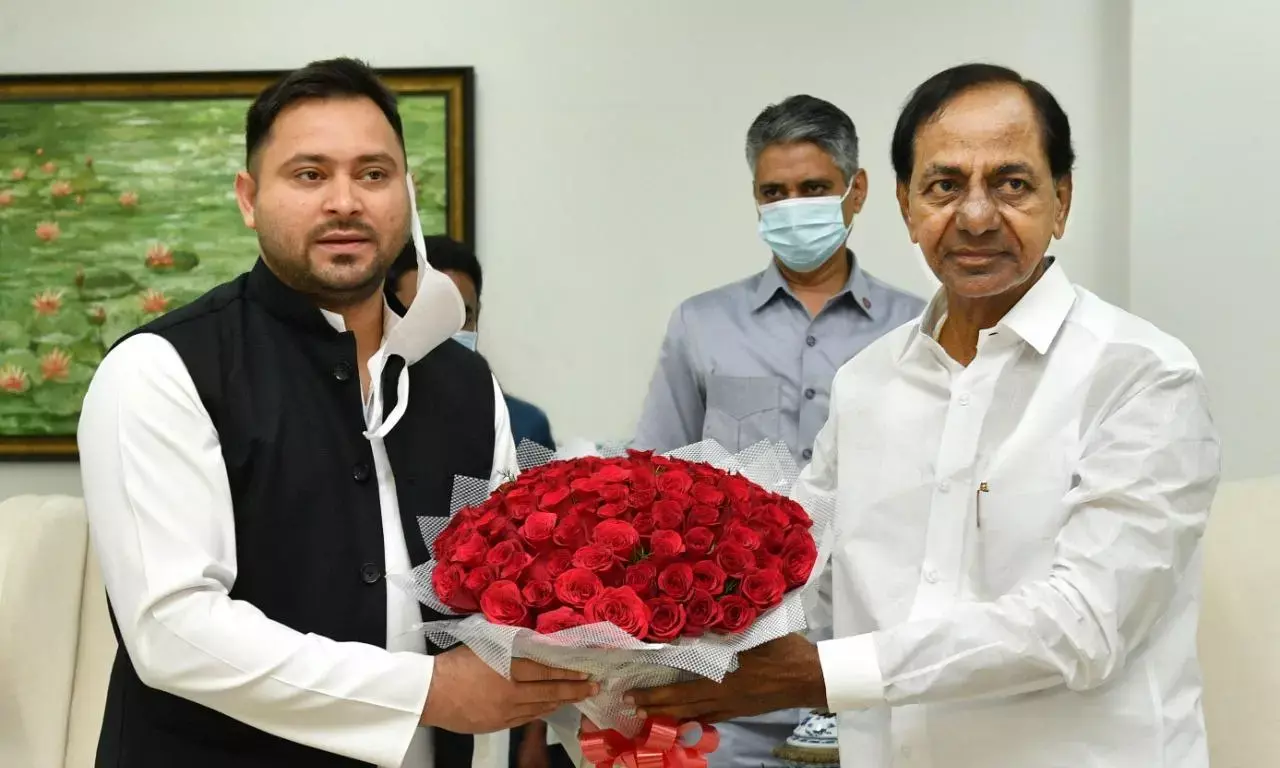 కెసీఆర్ తో ఆర్జేడీ అధినేత తేజ‌స్వి యాద‌వ్ భేటీ