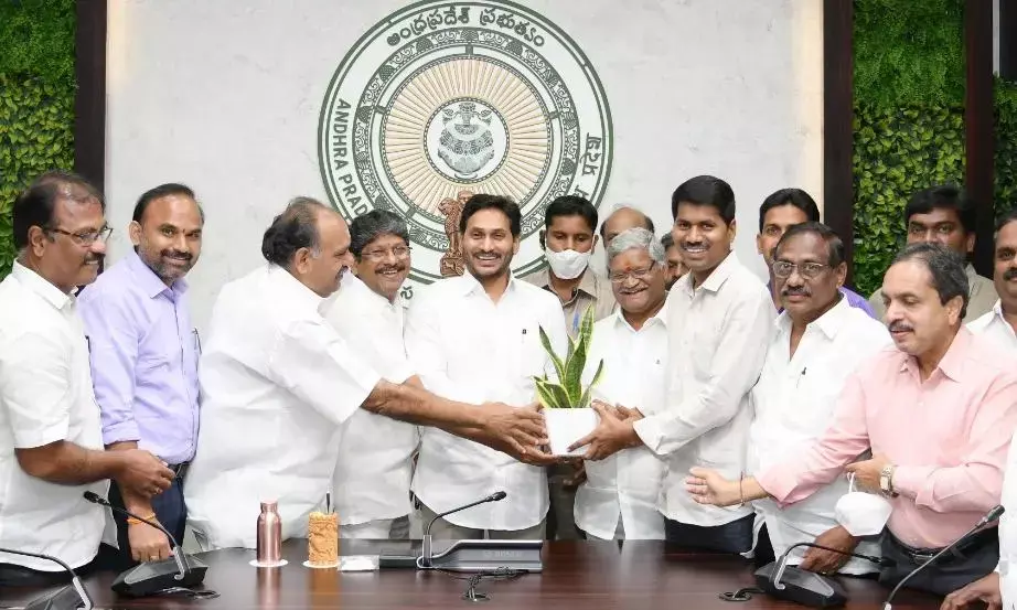 ఒక పీఆర్ సీ రెండు అభినందనలు ఒక పీఆర్ సీ రెండు అభినందనలు