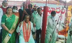 కెసీఆర్ ప్ర‌ధాని అయితే యువ‌త‌కు ఉద్యోగాలొస్తాయి