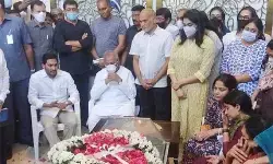 గౌతంరెడ్డికి సీఎం జగన్ నివాళులు గౌతంరెడ్డికి సీఎం జగన్ నివాళులు