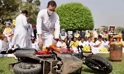 బండికి దండ వేసి నిరసన తెలిపిన రాహుల్ బండికి దండ వేసి నిరసన తెలిపిన రాహుల్