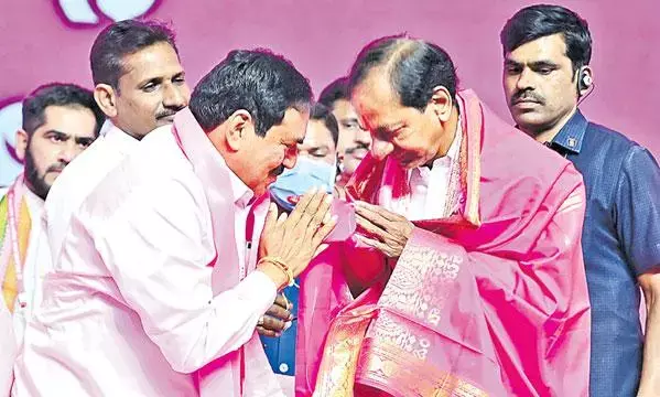 కెసీఆర్ క‌న్ఫ్యూజ‌న్ లో ఉన్నారా...కావాల‌ని చేస్తున్నారా?!