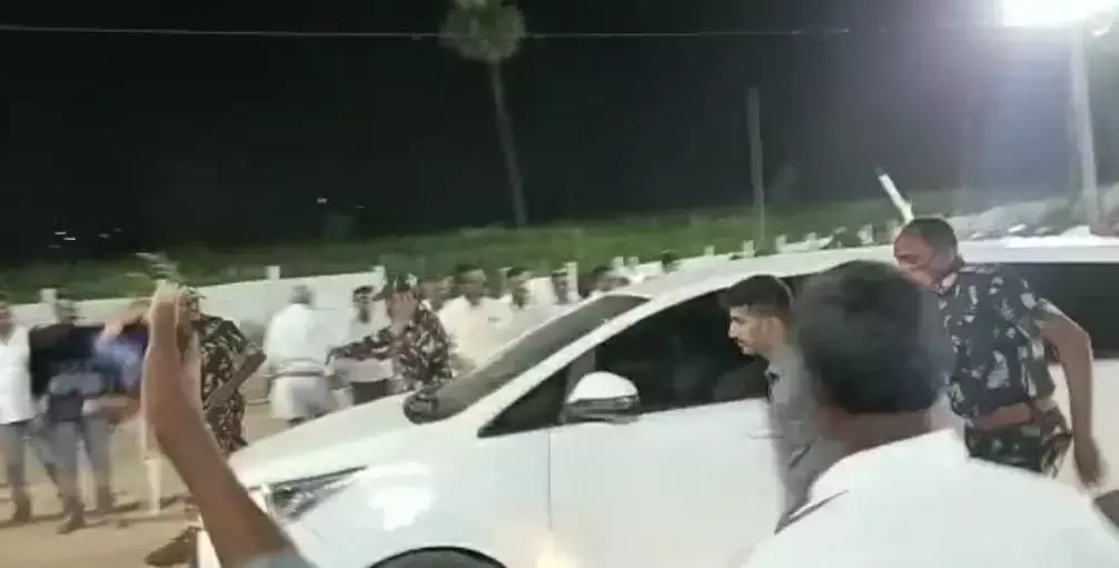 మంత్రి మల్లారెడ్డి కారుపై దాడి మంత్రి మల్లారెడ్డి కారుపై దాడి