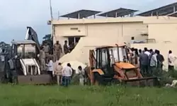 అయ్యన్న ఇంటిగోడ కూల్చివేత...ఉద్రిక్తత అయ్యన్న ఇంటిగోడ కూల్చివేత...ఉద్రిక్తత