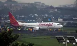 స్పైస్ జెట్ విమానంలో మంటలు..తప్పిన ప్రమాదం స్పైస్ జెట్ విమానంలో మంటలు..తప్పిన ప్రమాదం