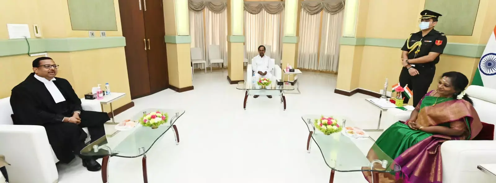 ఇంట్రెస్టింగ్ ఫోటో..గ్యాప్ అలాగే ఉన్నట్లు ఉంది?! ఇంట్రెస్టింగ్ ఫోటో..గ్యాప్ అలాగే ఉన్నట్లు ఉంది?!