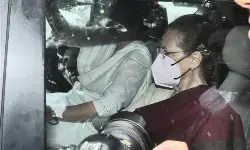 ఈడీ ముందు హాజరైన సోనియాగాంధీ ఈడీ ముందు హాజరైన సోనియాగాంధీ