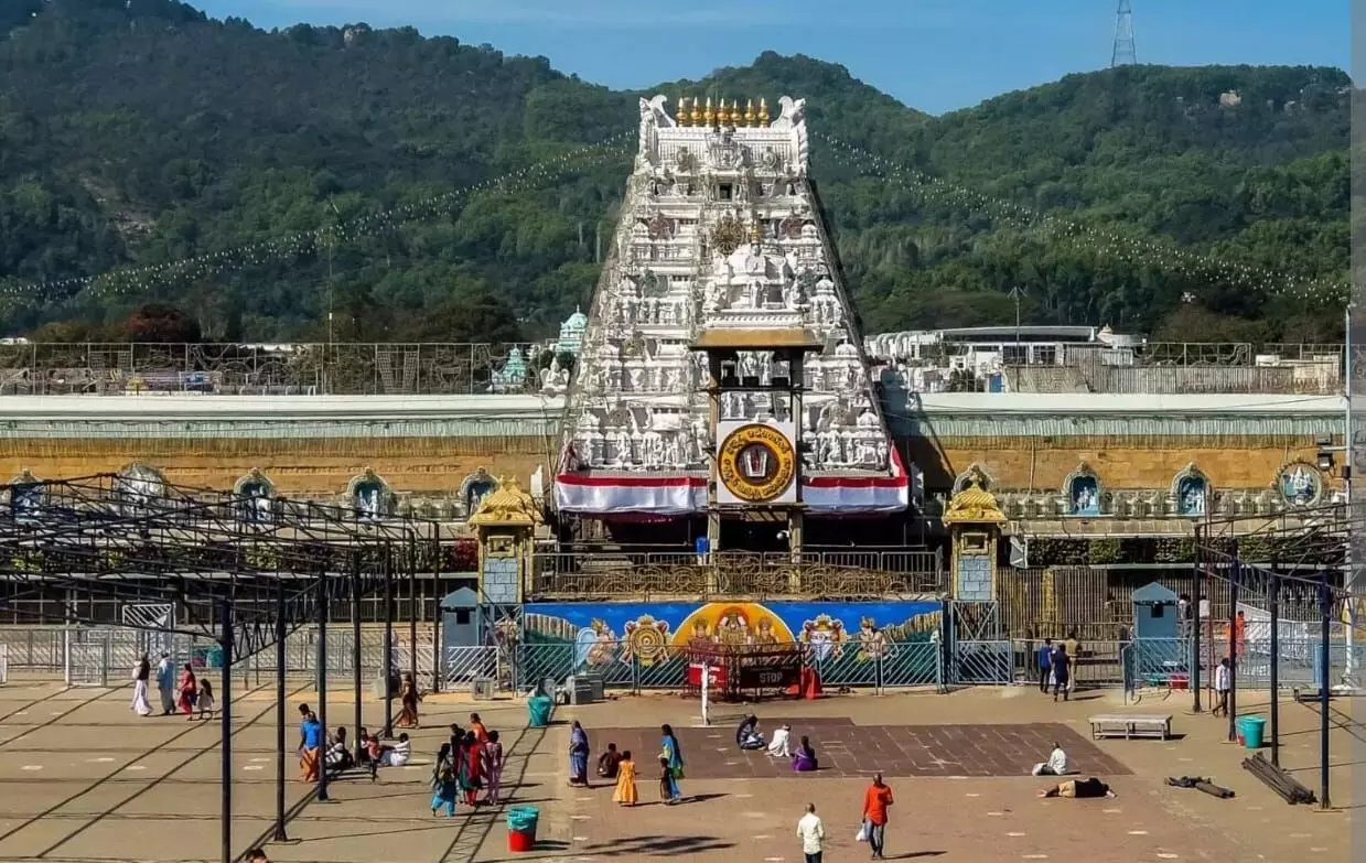 Lokesh Overshadows Naidu? SIT Move Sparks Buzz Lokesh Overshadows Naidu? SIT Move Sparks Buzz