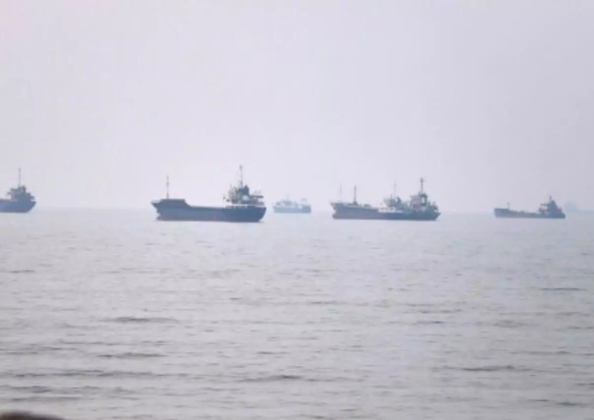 US Launches Fresh Strikes on Iran After Hormuz Attacks, Oil Prices Jump US Launches Fresh Strikes on Iran After Hormuz Attacks, Oil Prices Jump