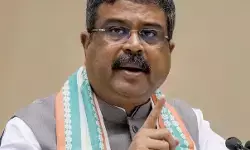 కాక్రోచ్ ల దెబ్బకు దిగొచ్చిన మోడీ:ధర్మేంద్ర ప్రధాన్ రాజీనామా కాక్రోచ్ ల దెబ్బకు దిగొచ్చిన మోడీ:ధర్మేంద్ర ప్రధాన్ రాజీనామా